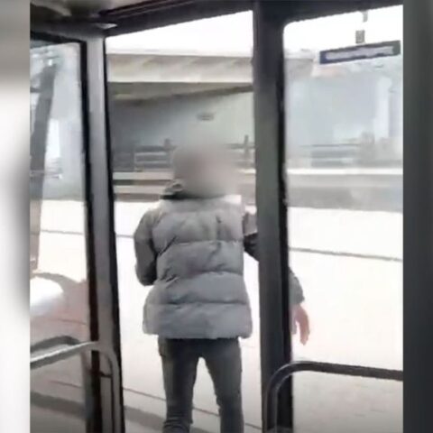 Buschauffeur in Rotterdam mishandeld door passagier in volle lijnbus