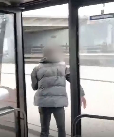 Buschauffeur in Rotterdam mishandeld door passagier in volle lijnbus