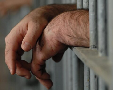 Cellentekort vertraagt uitvoering van 658 Nederlandse gevangenisstraffen; sommige strafmaatregelen kunnen vervallen