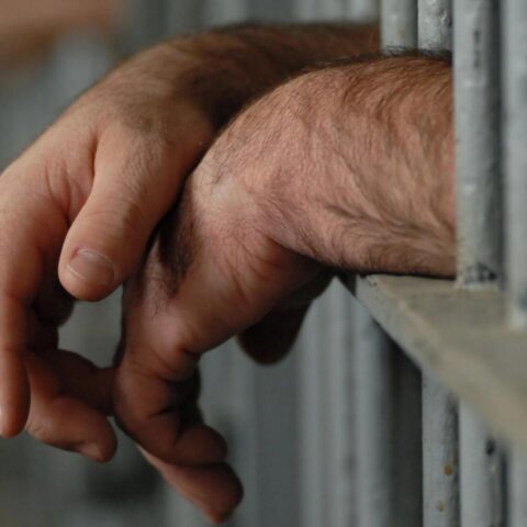 Cellentekort vertraagt uitvoering van 658 Nederlandse gevangenisstraffen; sommige strafmaatregelen kunnen vervallen