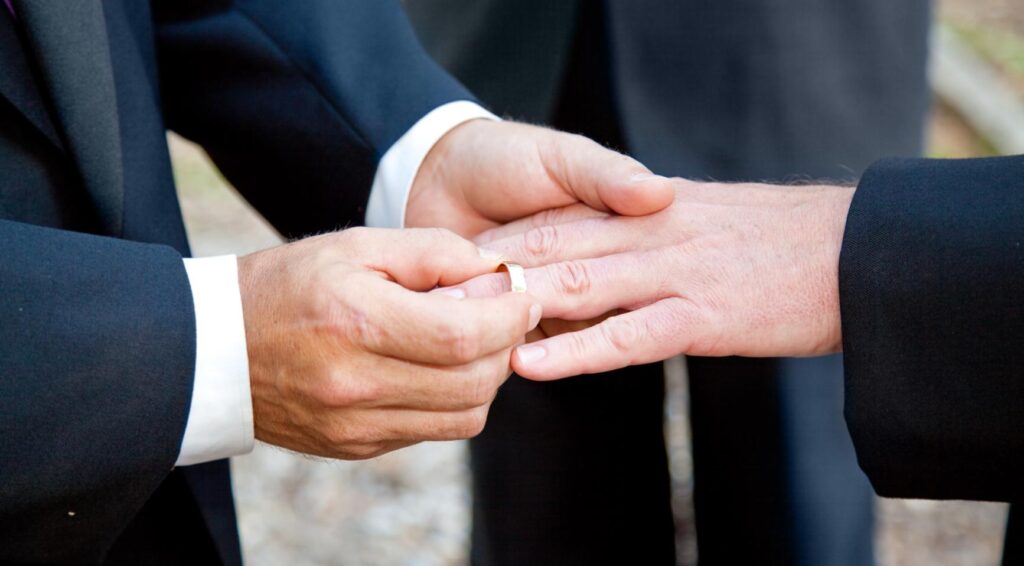 De Nieuwe Kerk luidt klokken voor postzegel ter herdenking van 25 jaar homohuwelijken