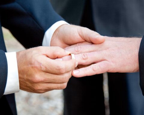 De Nieuwe Kerk luidt klokken voor postzegel ter herdenking van 25 jaar homohuwelijken