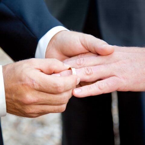 De Nieuwe Kerk luidt klokken voor postzegel ter herdenking van 25 jaar homohuwelijken