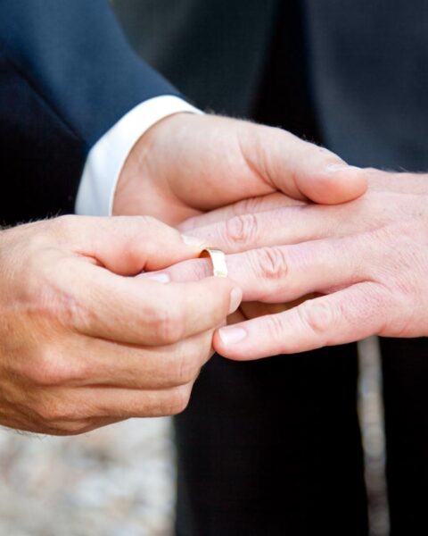 De Nieuwe Kerk luidt klokken voor postzegel ter herdenking van 25 jaar homohuwelijken