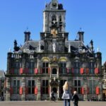 Delft stadsgebouw ontruimd na brandalarm en vermoedelijke brandstichting; man aangehouden