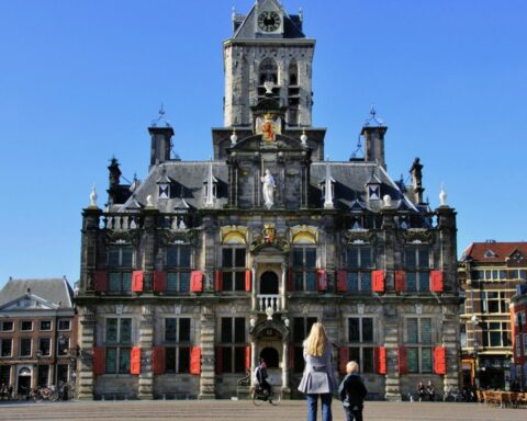 Delft stadsgebouw ontruimd na brandalarm en vermoedelijke brandstichting; man aangehouden