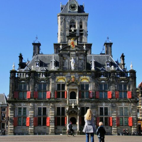 Delft stadsgebouw ontruimd na brandalarm en vermoedelijke brandstichting; man aangehouden