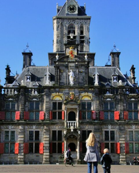 Delft stadsgebouw ontruimd na brandalarm en vermoedelijke brandstichting; man aangehouden