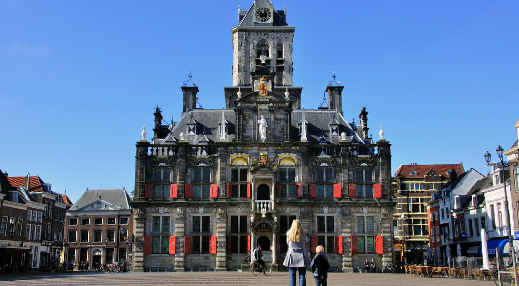 Delft stadsgebouw ontruimd na brandalarm en vermoedelijke brandstichting; man aangehouden