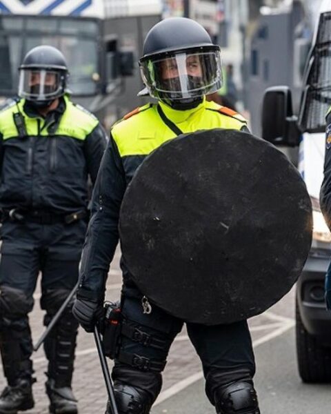 Demonstranten tegen asielprocedure gooien vuurwerk en eieren naar politie in Loosdrecht; Mobiele eenheid ingezet