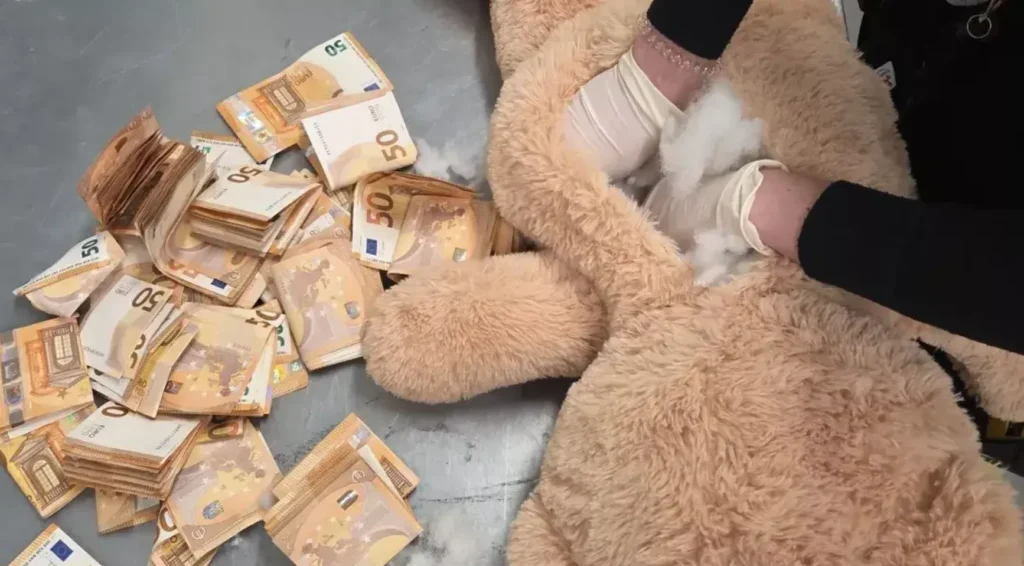 DHL-medewerker vindt €50.000 verstopt in teddybeer op luchthaven Maastricht