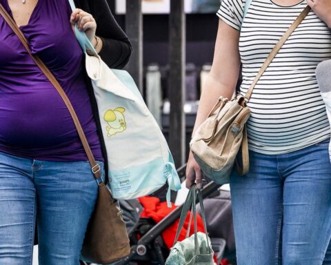 Discriminatie tegen zwangere vrouwen blijft bestaan, bijna de helft slachtoffer