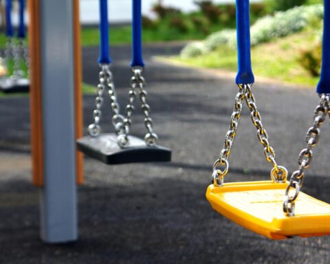 Drie minderjarige jongens gearresteerd na gefilmd geweld in speeltuin Bovenkarspel