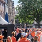 Drukte tijdens Koningsnacht, vooral feestelijk; vechtpartijen in Apeldoorn en Almere