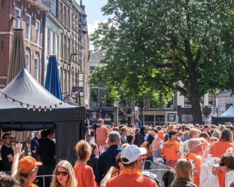 Drukte tijdens Koningsnacht, vooral feestelijk; vechtpartijen in Apeldoorn en Almere