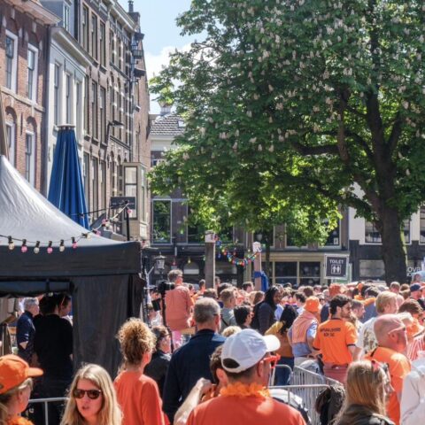 Drukte tijdens Koningsnacht, vooral feestelijk; vechtpartijen in Apeldoorn en Almere