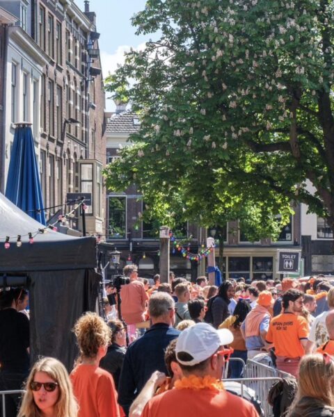 Drukte tijdens Koningsnacht, vooral feestelijk; vechtpartijen in Apeldoorn en Almere