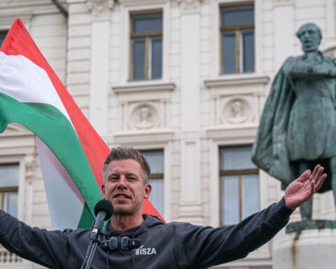 “Een nieuwe stap voor Hongarije,” zegt de Nederlandse premier Jetten over de verkiezingsoverwinning van Peter Magyar