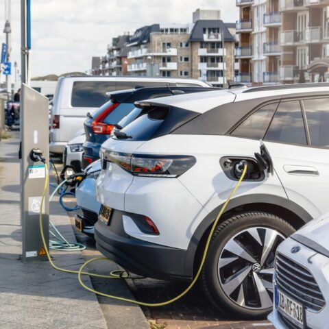 Een op de tien Nederlandse automobilisten overweegt overstap naar elektrische auto's door stijgende brandstofkosten