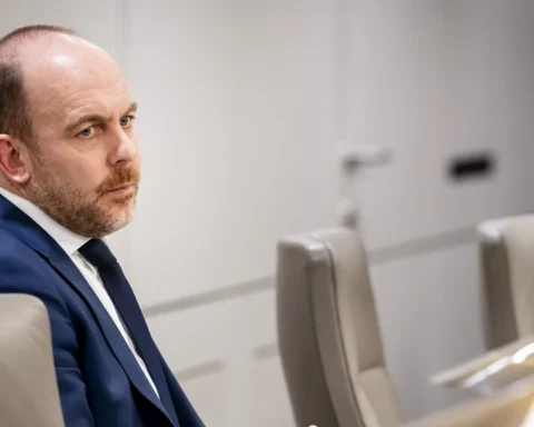 Eerste Kamer keurt asielnoodmaatregelenwet af, minister beschuldigt PVV van sabotage