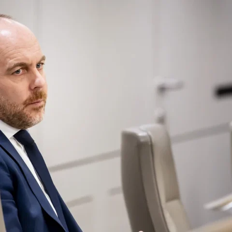 Eerste Kamer keurt asielnoodmaatregelenwet af, minister beschuldigt PVV van sabotage