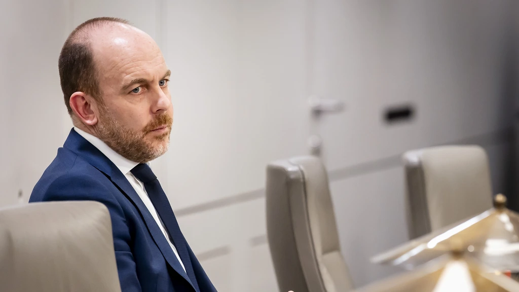 Eerste Kamer keurt asielnoodmaatregelenwet af, minister beschuldigt PVV van sabotage