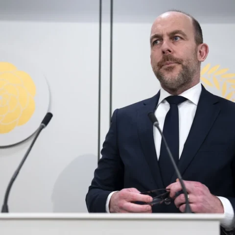 Eerste Kamer verwerpt asielnoodmaatregelen, steunt tweestatusstelsel voor asielzoekers