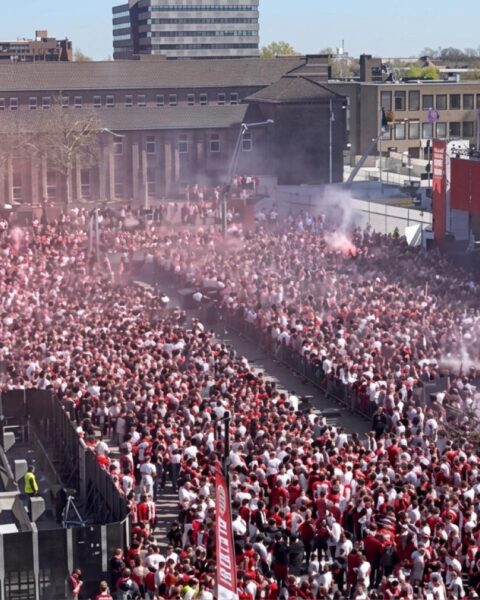 Eindhoven: Stadhuisplein en Markt vol PSV-supporters tijdens viering kampioenschap
