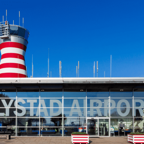Experts voorspellen dat commerciële vluchten van Lelystad Airport nog een decennium op zich laten wachten