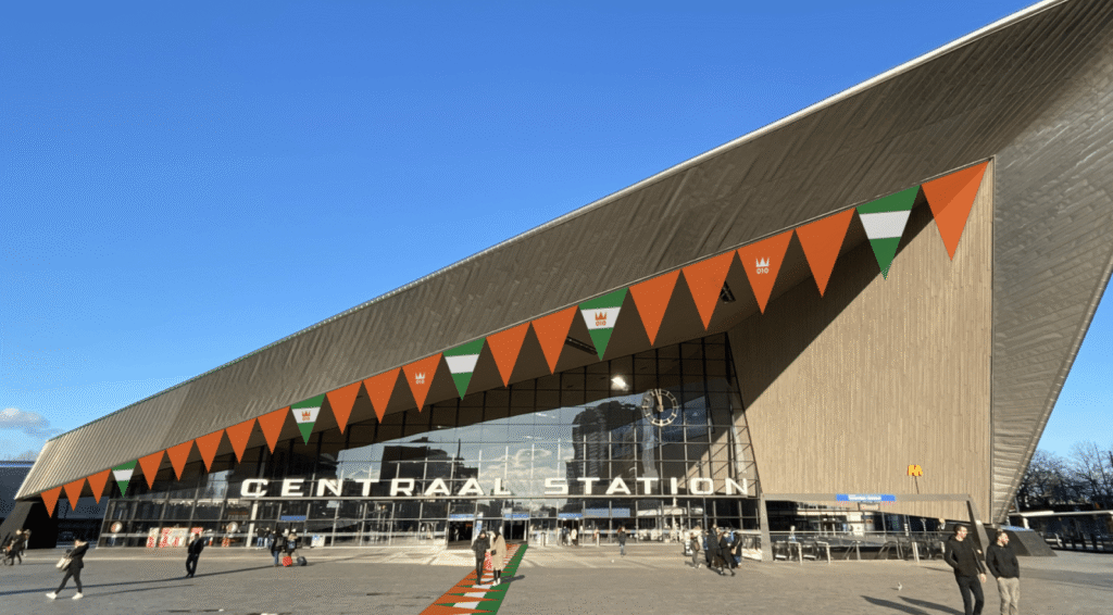 Extra treinen, bussen en beperkingen voor de reizen tijdens Koningsnacht en Koningsdag