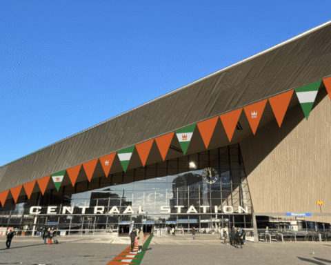 Extra treinen, bussen en beperkingen voor de reizen tijdens Koningsnacht en Koningsdag
