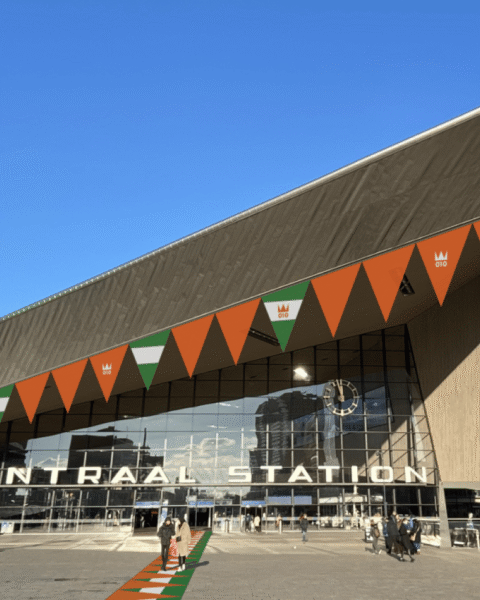 Extra treinen, bussen en beperkingen voor de reizen tijdens Koningsnacht en Koningsdag