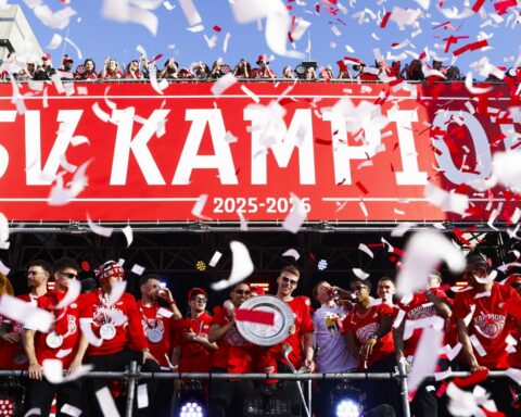 Feestelijke parade PSV markeert overwinning Eredivisie in Eindhoven