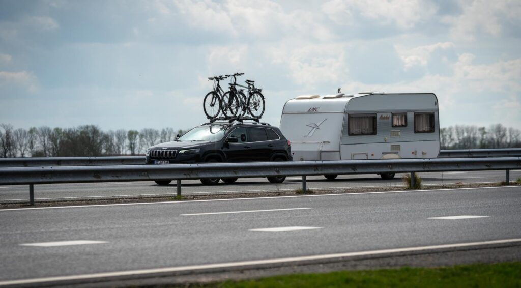 Fileverspoppingen door langeweekendreisigers, go-slow protest vrachtwagens over brandstofprijzen