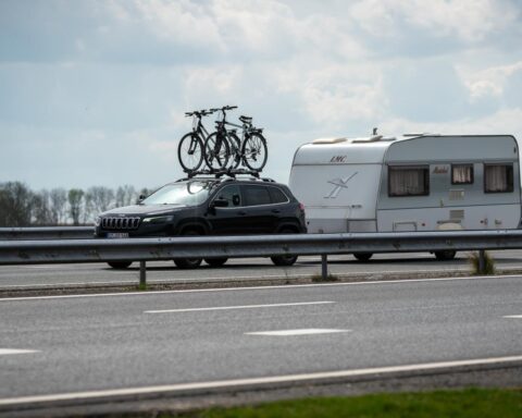 Fileverspoppingen door langeweekendreisigers, go-slow protest vrachtwagens over brandstofprijzen