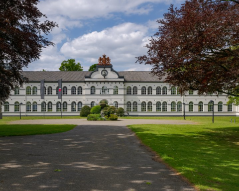 Gemeente Voorschoten koopt monumentale zilverfabriek Van Kempen & Begeer voor nieuw gemeentehuis