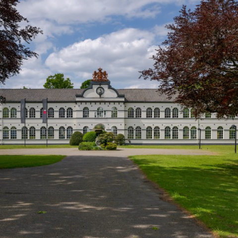 Gemeente Voorschoten koopt monumentale zilverfabriek Van Kempen & Begeer voor nieuw gemeentehuis