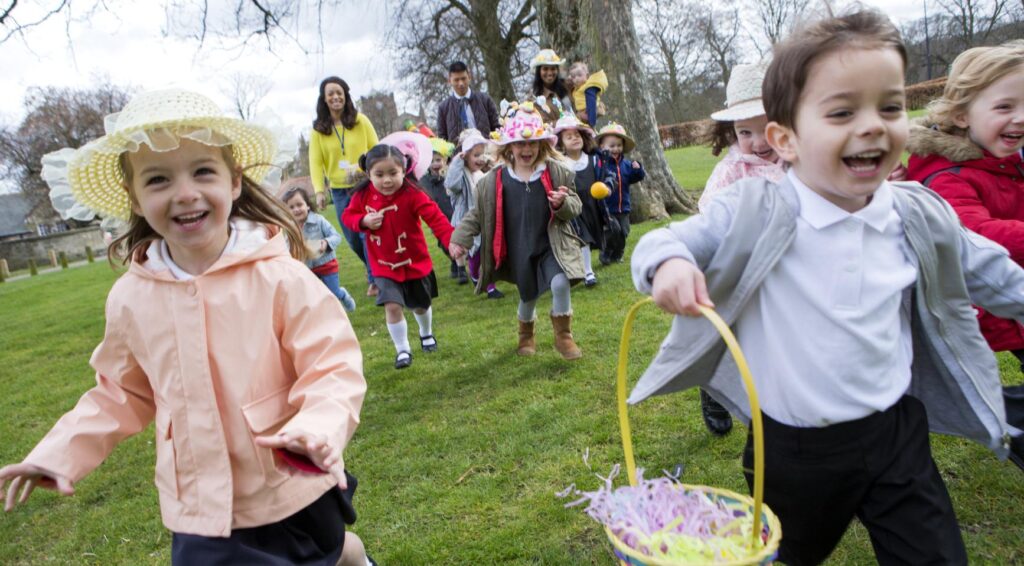 Grijze luchten en regelmatige buien voorspeld voor het merendeel van het paasweekend; zon op maandag
