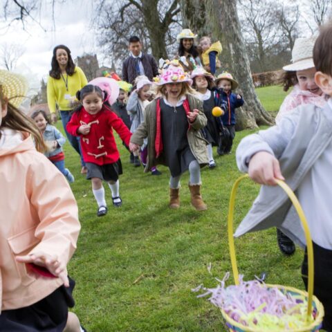 Grijze luchten en regelmatige buien voorspeld voor het merendeel van het paasweekend; zon op maandag