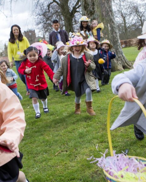 Grijze luchten en regelmatige buien voorspeld voor het merendeel van het paasweekend; zon op maandag