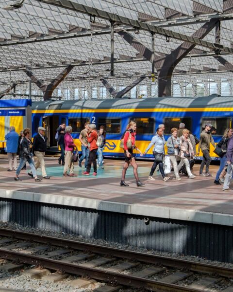 GroenLinks-PvdA stelt €9 klimaatkaart voor voor reizen buiten de piekuren