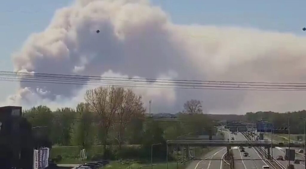 Grote bosbrand op militaire oefenplaats leidt tot NL-Alert en rookwaarschuwingen landelijk