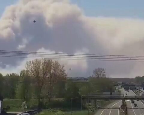 Grote bosbrand op militaire oefenplaats leidt tot NL-Alert en rookwaarschuwingen landelijk