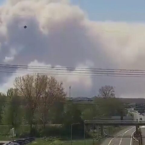 Grote bosbrand op militaire oefenplaats leidt tot NL-Alert en rookwaarschuwingen landelijk