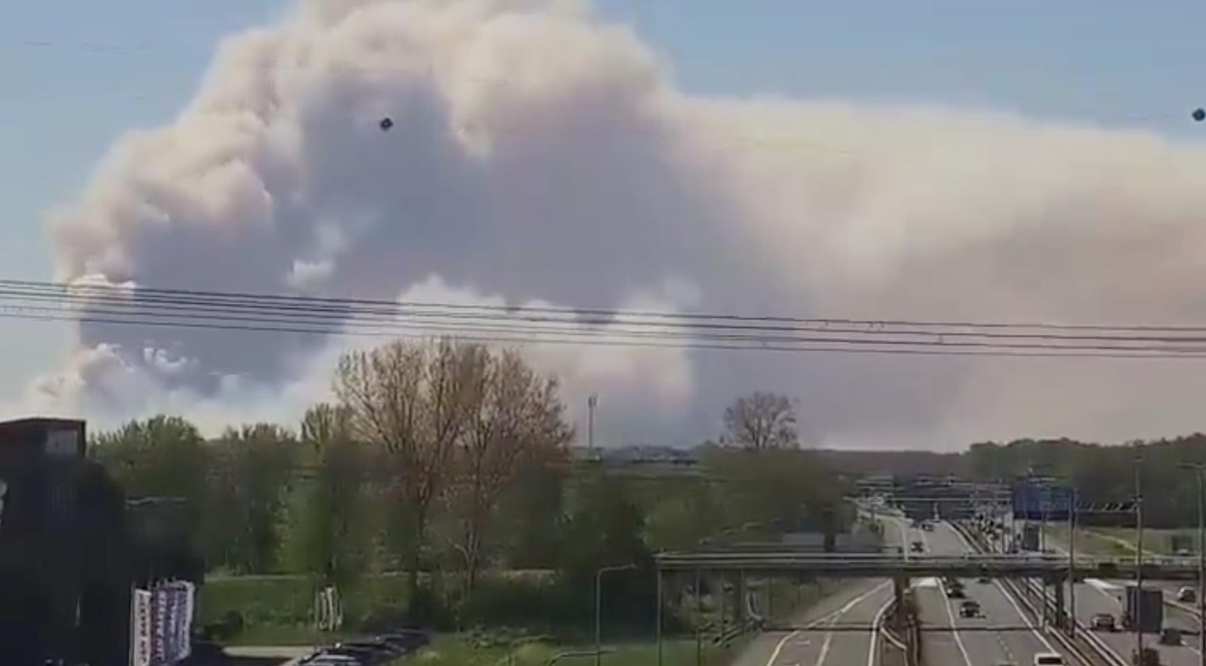 Grote bosbrand op militaire oefenplaats leidt tot NL-Alert en rookwaarschuwingen landelijk