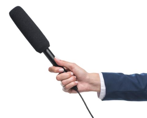 Hoofdredacteur Omroep Gelderland treedt af na zaak van zoon, beschuldigd van verkrachting van 11 kinderen