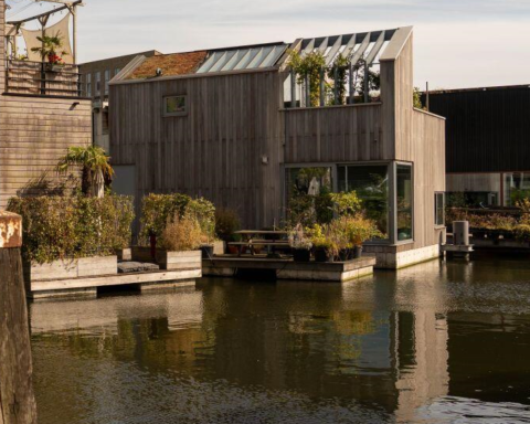 Initiatiefnemers pleiten voor juridische gelijkstelling van drijvende woningen en woningen op land