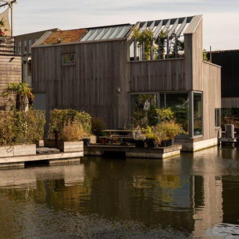 Initiatiefnemers pleiten voor juridische gelijkstelling van drijvende woningen en woningen op land