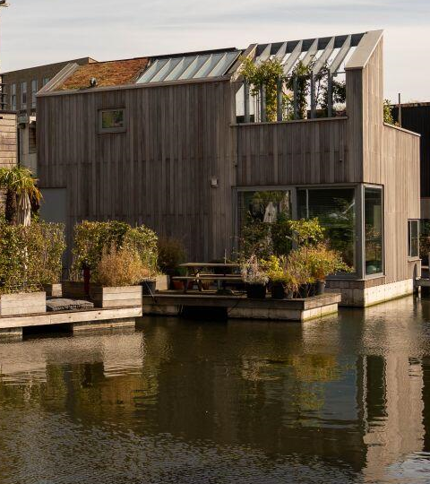 Initiatiefnemers pleiten voor juridische gelijkstelling van drijvende woningen en woningen op land