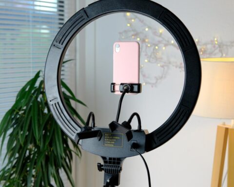 Invloedrijke personen moeten gebrek aan expertise bij sociale posts openbaar maken, считает голландский законодатель